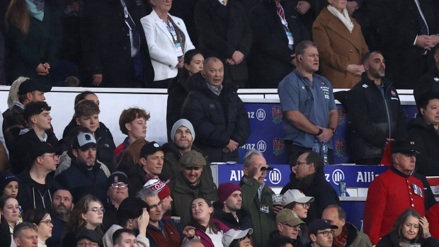 Eddie Jones stovi su savo trenerių štabu.