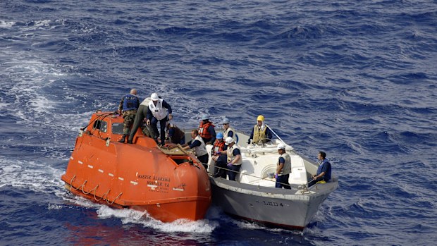 A team from the amphibious assault ship USS Boxer (LHD 4) tows the lifeboat from the Maersk Alabama to Boxer to be processed for evidence after the successful rescue of Capt. Robert Phillips. Phillips was held captive by suspected Somali pirates in the lifeboat in the Indian Ocean for five days after a failed hijacking attempt off the Somali coast. 
