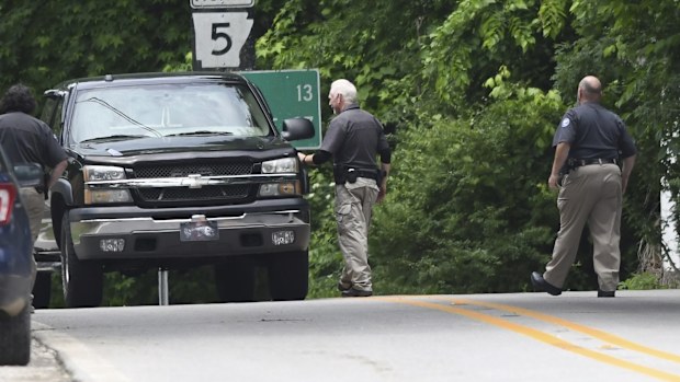Police set up checkpoints looking for escaped prisoner Grant Hardin, Thursday, May 29, 2025, near downtown Calico Rock, Ark. (AP Photo/Nicholas Ingram)