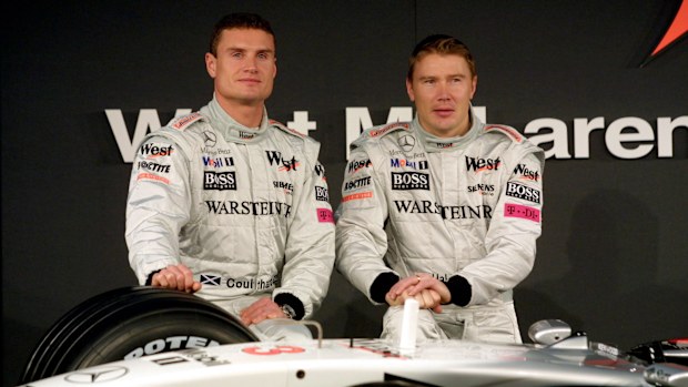 Los pilotos de McLaren David Coulthard y Mika Hakkinen posan con el nuevo McLaren Mercedes en 2001. 