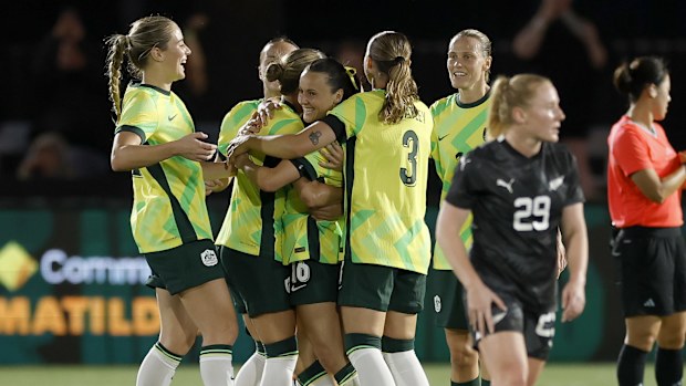 Hayley Raso, Football Ferns'a karşı attığı gol sonrası Matildalar'ın arkadaşları tarafından tebrik ediliyor.