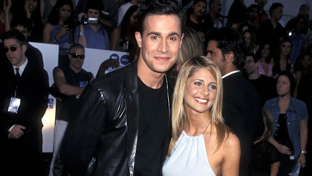 Actor Freddie Prinze, Jr. and actress Sarah Michelle Gellar attend the Ninth Annual MTV Movie Awards on June 3, 2000 at Sony Pictures Studios in Culver City, California.