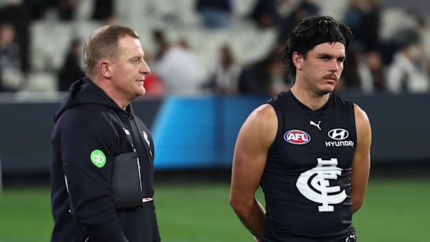 Carlton coach Michael Voss with Elijah Hollands after the loss to Collingwood.