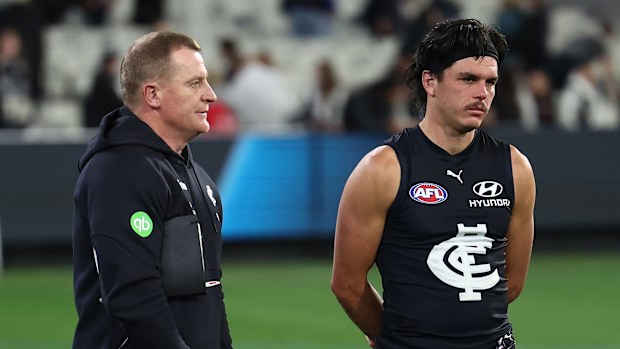 Carlton coach Michael Voss with Elijah Hollands after the loss to Collingwood.