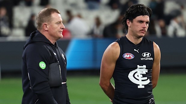 El entrenador de Carlton, Michael Voss, con Elijah Hollands después de la derrota ante Collingwood.