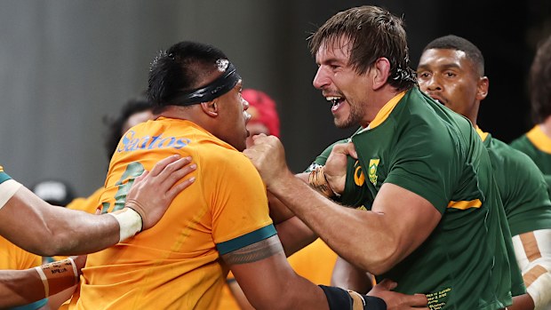 Eben Etzebeth of the Springboks and Allan Alaalatoa of the Wallabies scuffle.