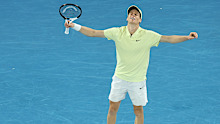 MELBOURNE, AUSTRALIA - JANUARY 26: Jannik Sinner of Italy celebrates winning the championship point against Alexander Zverev of Germany in the Men's Singles Final during day 15 of the 2025 Australian Open at Melbourne Park on January 26, 2025 in Melbourne, Australia. (Photo by Cameron Spencer/Getty Images)