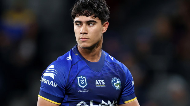 Blaize Talagi of the Eels observa durante a partida da 21ª rodada da NRL entre Parramatta Eels e Melbourne Storm no CommBank Stadium, em 26 de julho de 2024, em Sydney, Austrália. (Foto de Brendon Thorne/Getty Images)