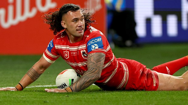 Jaydn Su'A of the Dragons scores a try.