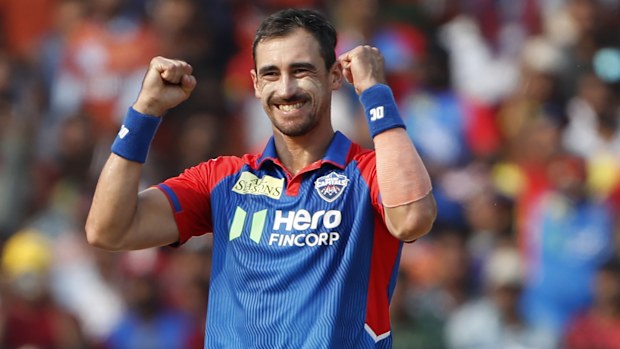 Mitchell Starc, IPL sırasında wicket kutluyor.
