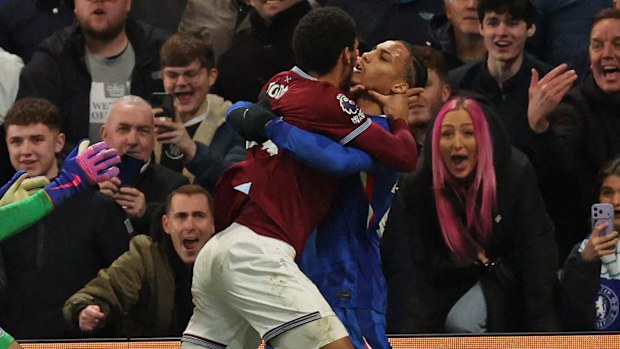 Jean-Clair Todibo fue expulsado por poner sus manos sobre Joao Pedro durante un rifirrafe.