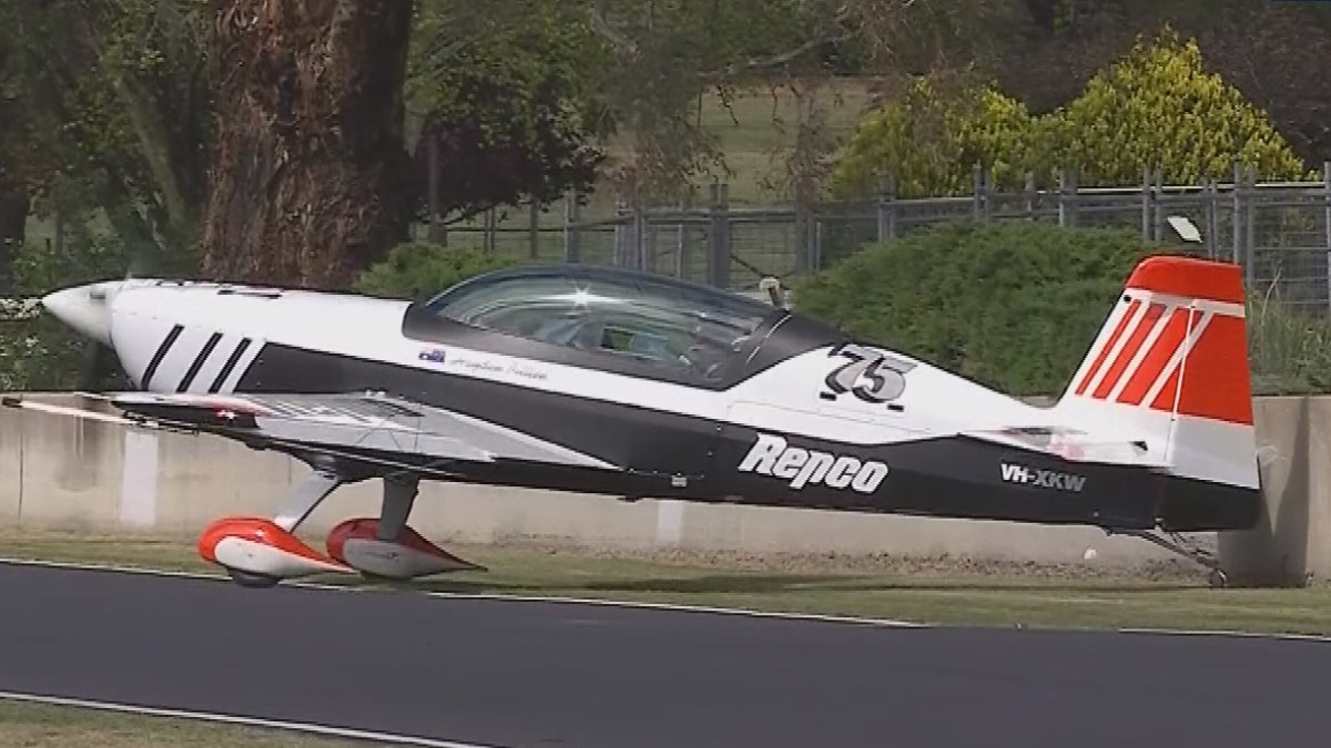 Bathurst 1000 2024 ATSB investigating after plane carrying the Peter Brock Trophy hits the