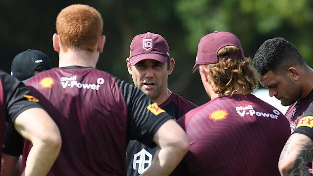Asistan koç Cameron Smith, 2023 State of Origin antrenmanında Queensland Maroons oyuncularıyla konuşuyor.
