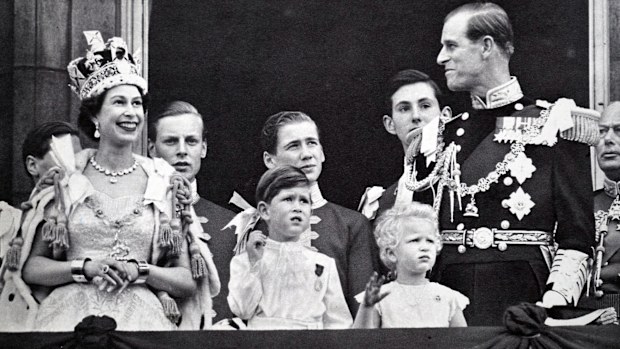 Buckingham Palace balcony, Coronation day 1953. The Queen and the Duke exchange smiles while Prince Charles and Princess Anne are absorbed with the planes roaring overhead. (Photo by: Universal History Archive/Universal Images Group via Getty Images)