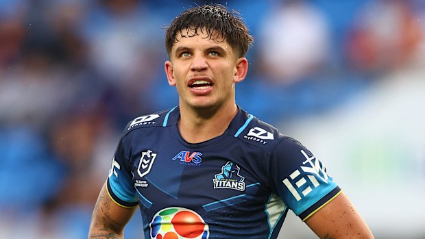 GOLD COAST, AUSTRALIA - 31 DE MAYO: Jayden Campbell de los Titans observa el partido de la ronda 13 de la NRL entre los Gold Coast Titans y Melbourne Storm en el Cbus Super Stadium, el 31 de mayo de 2025, en Gold Coast, Australia. (Foto de Chris Hyde/Getty Images)