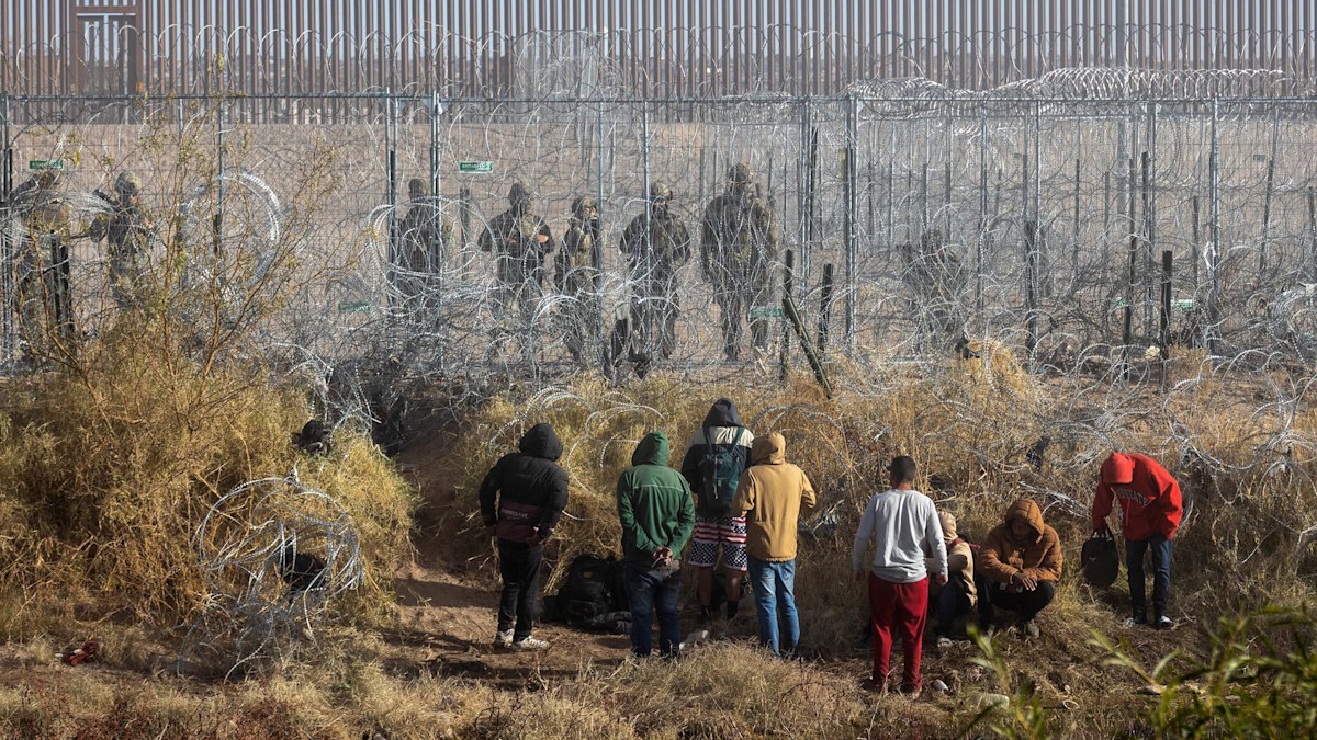 Donald Trump news: Thousands of US troops head to Mexico border after ...