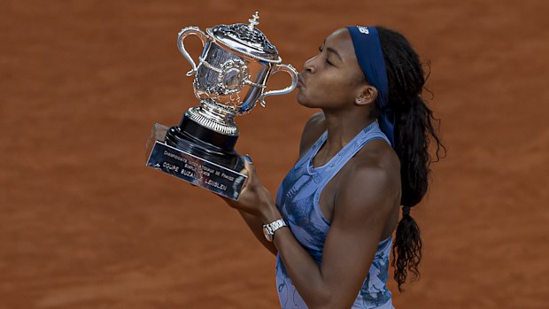 Coco Gauff, 2025 Roland Garros Kadınlar Finali'nde kupa ile.