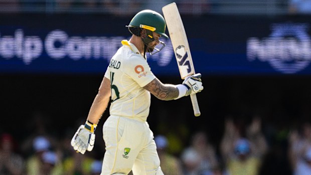 Jake Weatherald debut Test 50'yi kutluyor.