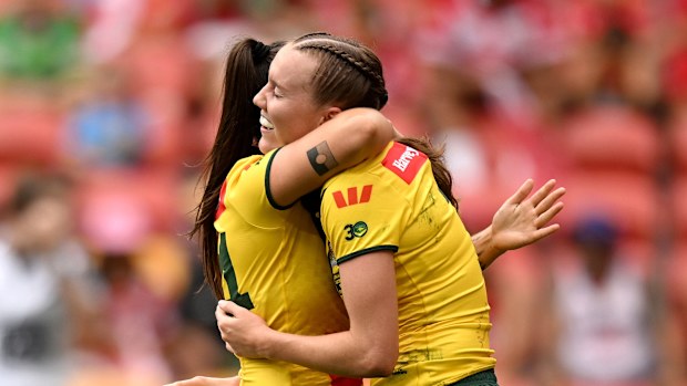 Tamika Upton, Jillaroos için deneme puanı kutluyor.