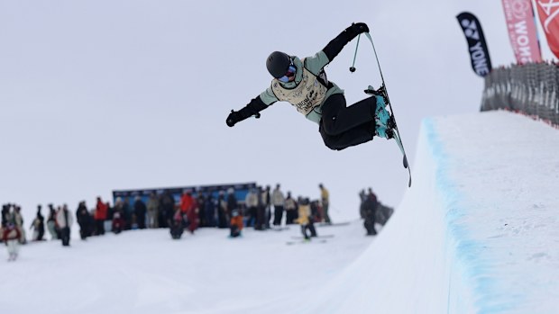 Indra Brown, en la foto compitiendo en Calgary, Canadá, en enero de 2026, camino a su primera medalla de oro en la Copa del Mundo.