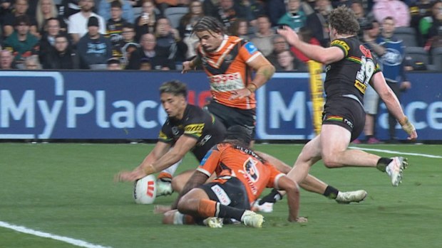 Izack Tago, Penrith Panthers için bir try yapıyor.