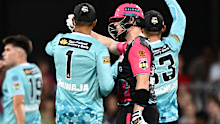 Steve Smith of the Sixers talks with Usman Khawaja of the Heat.