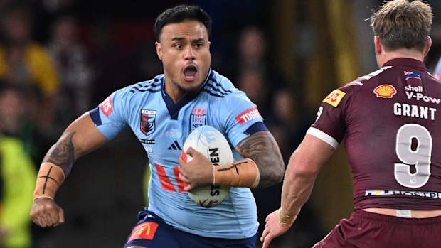 Spencer Leniu of the Blues runs the ball during game one of the Men's State of Origin series between Queensland Maroons and New South Wales Blues at Suncorp Stadium on May 28, 2025 in Brisbane, Australia. (Photo by Bradley Kanaris/Getty Images)