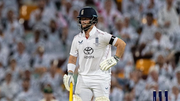 Ben Duckett dell'Inghilterra reagisce dopo essere stato esaurito durante il terzo giorno del secondo test match della Ashes Series 2025/26 tra Australia e Inghilterra al Gabba il 06 dicembre 2025 a Brisbane, Australia. (Foto di Santanu Banik/MB Media/Getty Images)
