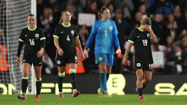 Katrina Cory, de Australia, observa cómo Georgia Stanway, de Inglaterra, anota el tercer gol de su equipo desde el punto de penalti.