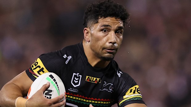 Izack Tago encabeza el balón durante el partido final de clasificación de la NRL entre Penrith Panthers y Sydney Roosters.