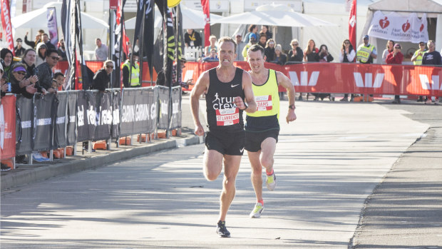 Ben St Lawrence holding off Liam Adams to win the 2018 City to Surf.