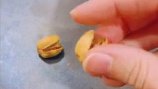 How to shell a pistachio easily, thanks to TikTok