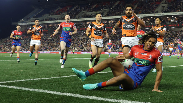 Dominic Young of the Knights scores a try during the round 20 NRL match between Newcastle Knights and Wests Tigers at McDonald Jones Stadium on July 14, 2023 in Newcastle, Australia. (Photo by Scott Gardiner/Getty Images)