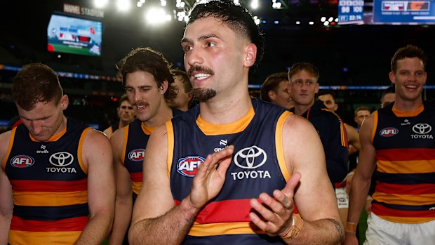 MELBOURNE, AUSTRALYA - 12 Temmuz: Crows oyuncusu Izak Rankine, 2025 AFL 18. tur maçında 100. maçını kutluyor.
