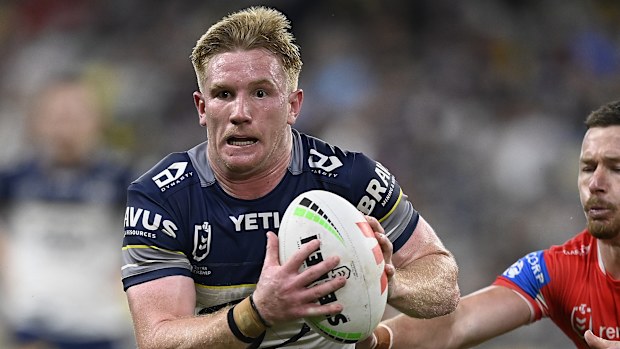 Tom Dearden, Cowboys maçında topu taşıyor.