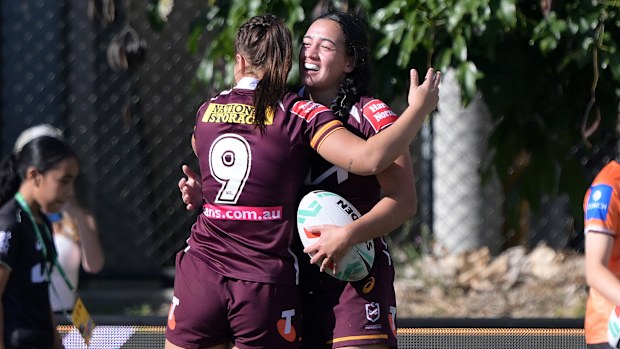 Kerri Johnson, NRLW debutunda try atmanın tadını çıkarıyor.