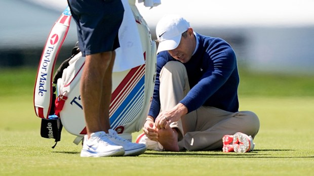 Rory McIlroy de Irlanda del Norte aterriza en la tercera calle durante una ronda de práctica del torneo de golf PGA Championship en el Aronimink Golf Club, el martes 12 de mayo de 2026, en Newtown Square, Pensilvania. (Foto AP/Matt Slocum)