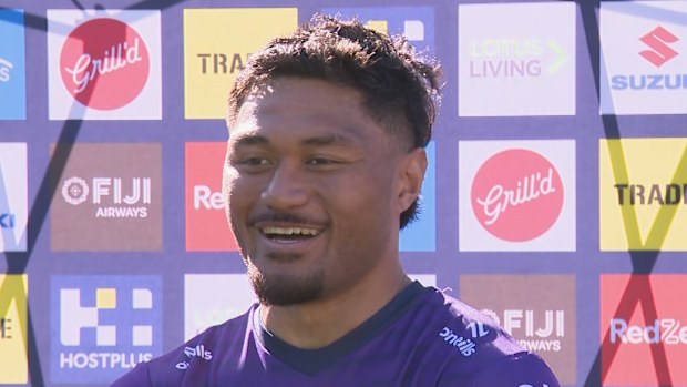 Stefano Utoikamanu medyaya konuşuyor.