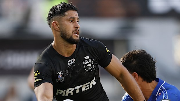 SYDNEY, AUSTRALIA - NOVEMBER 09: Dylan Brown of the Kiwis offloads the ball to Isaiah Papalii of the Kiwis to score a try during the Men's Pacific Championships Final match between New Zealand Kiwis and Toa Samoa at CommBank Stadium on November 09, 2025 in Sydney, Australia. (Photo by Darrian Traynor/Getty Images)