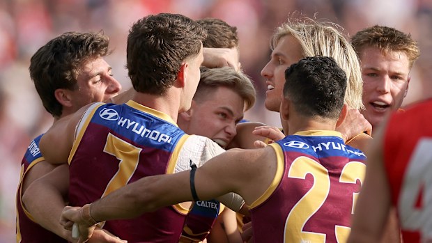 O Lions Ashcroft comemorou um gol durante a partida final da AFL entre Sydney Swans e Brisben Lions no Melbourne Cricket Ground em 27 de setembro de 2012 em Melbourne, Austrália. (Daniel Pocket/AFL Fotos/Getty Photo por foto)