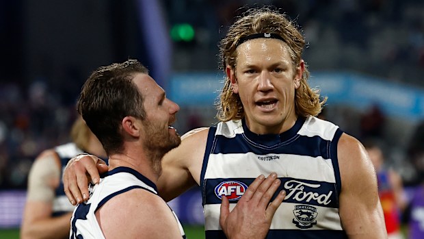 GEELONG, Australia - 20 de junio: Patrick Dangerfield (a la izquierda) y Rhys Stanley de los Cats se ven durante el partido de la AFL 15 rondas entre los gatos Geelong y los Leones Brisbane en el estadio GMHBA el 20 de junio de 2025 en Geelong, Australia. (Foto de fotos de Michael Willson / AFL a través de Getty Images)