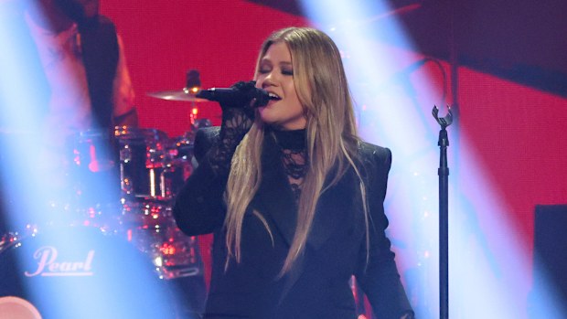 Kelly Clarkson performs onstage, 2023