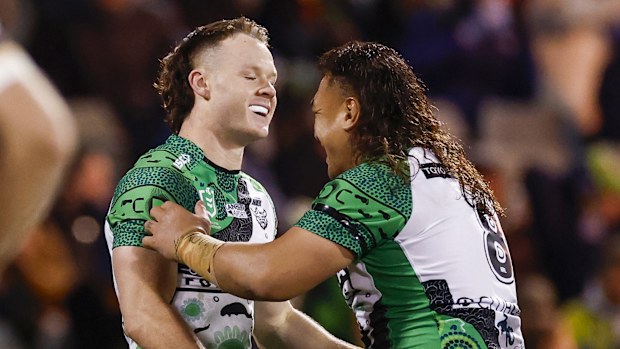 Josh Papali'i, Ethan Strange'in try attıktan sonra kutluyor.