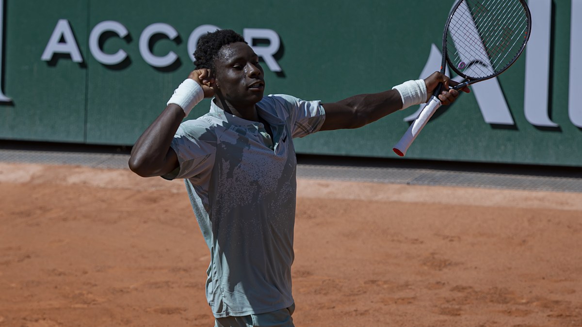 French phenom with 223kph serve makes history at 17