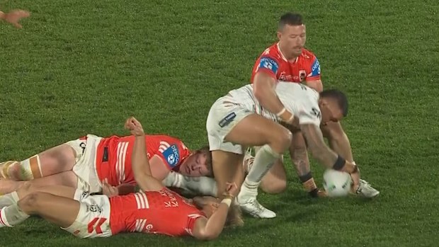 Jack de Belin and Hamish Stewart collide heads while attempting to tackle James Fisher-Harris.