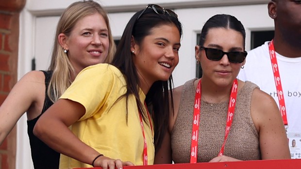 Emma Radukanu está assistindo a partida semifinal masculina entre Carlos Alkaraj e Roberto Botttista no campeonato do clube de Queens.