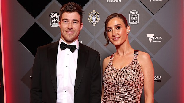 Zach Merrett de los Bombers y su esposa Alexandra Merrett llegan a la Medalla Brownlow 2025 el 22 de septiembre de 2025 en Melbourne, Australia.