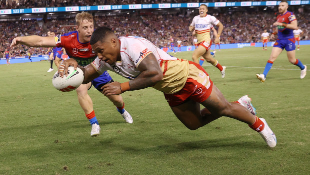 Tesi Niu of the Dolphins scores a try during the round three NRL match between Newcastle Knights and Dolphins at McDonald Jones Stadium on March 17, 2023 in Newcastle, Australia. (Photo by Cameron Spencer/Getty Images)