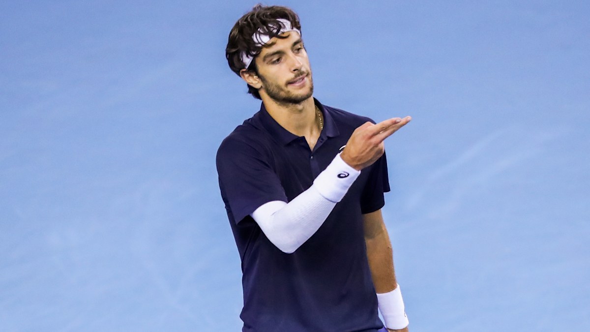 Italian star booed off court after 'Chinese' comments