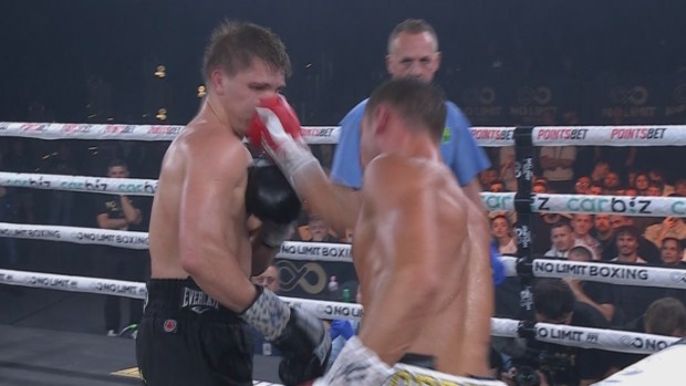 Danilo Creati lands a blow to the face of Nikita Tszyu.